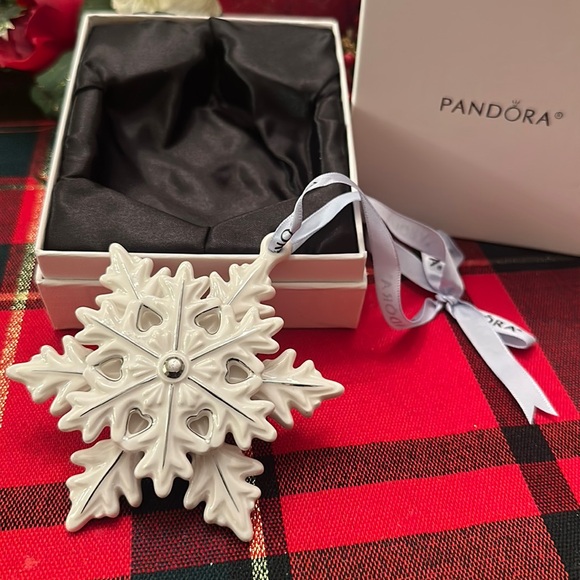 Pandora 2015 Ornament Snowflake Ceramic with Logo Ribbon In Box Limited Edition - Picture 1 of 6